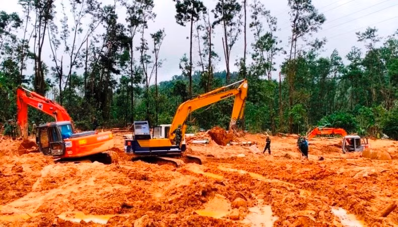 Lực lượng cứu hộ, cứu nạn đang khẩn trương tìm kiếm những người mất tích tại khu vực Tiểu khu 67, Trạm Kiểm lâm sông Bồ.