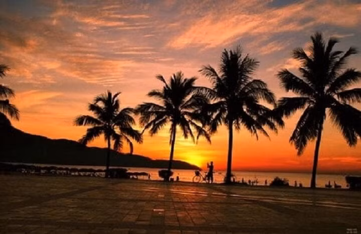 Hoàng hôn bãi biển Mỹ Khê.