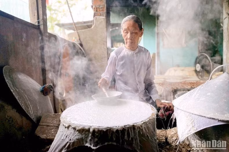 Nghề làm bánh tráng Túy Loan trở thành Di sản văn hóa phi vật thể quốc gia.