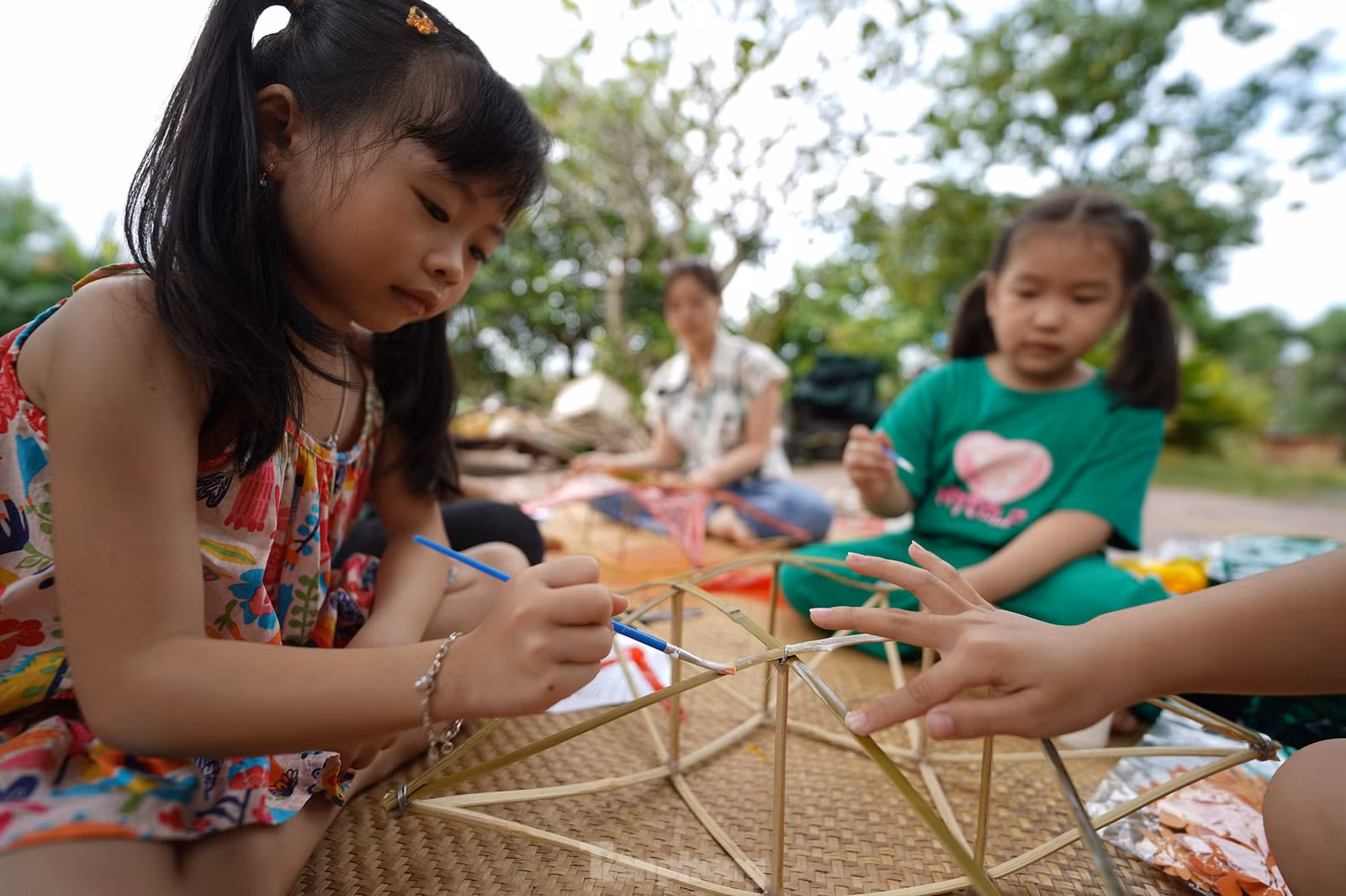 "Trung thu này, vừa có ánh trăng rằm, vừa có ánh đèn ông sao tự tay làm rực rỡ, tụi con háo hức đón Tết Trung thu cùng các bạn. Tối đêm rằm, tụi con sẽ cầm chiếc lồng đèn lung linh màu sắc đến trường chung vui với các bạn", bé Phương Thảo (trường mẫu giáo Sơn Ca, TP Tân An) nói trong lúc làm lồng đèn.