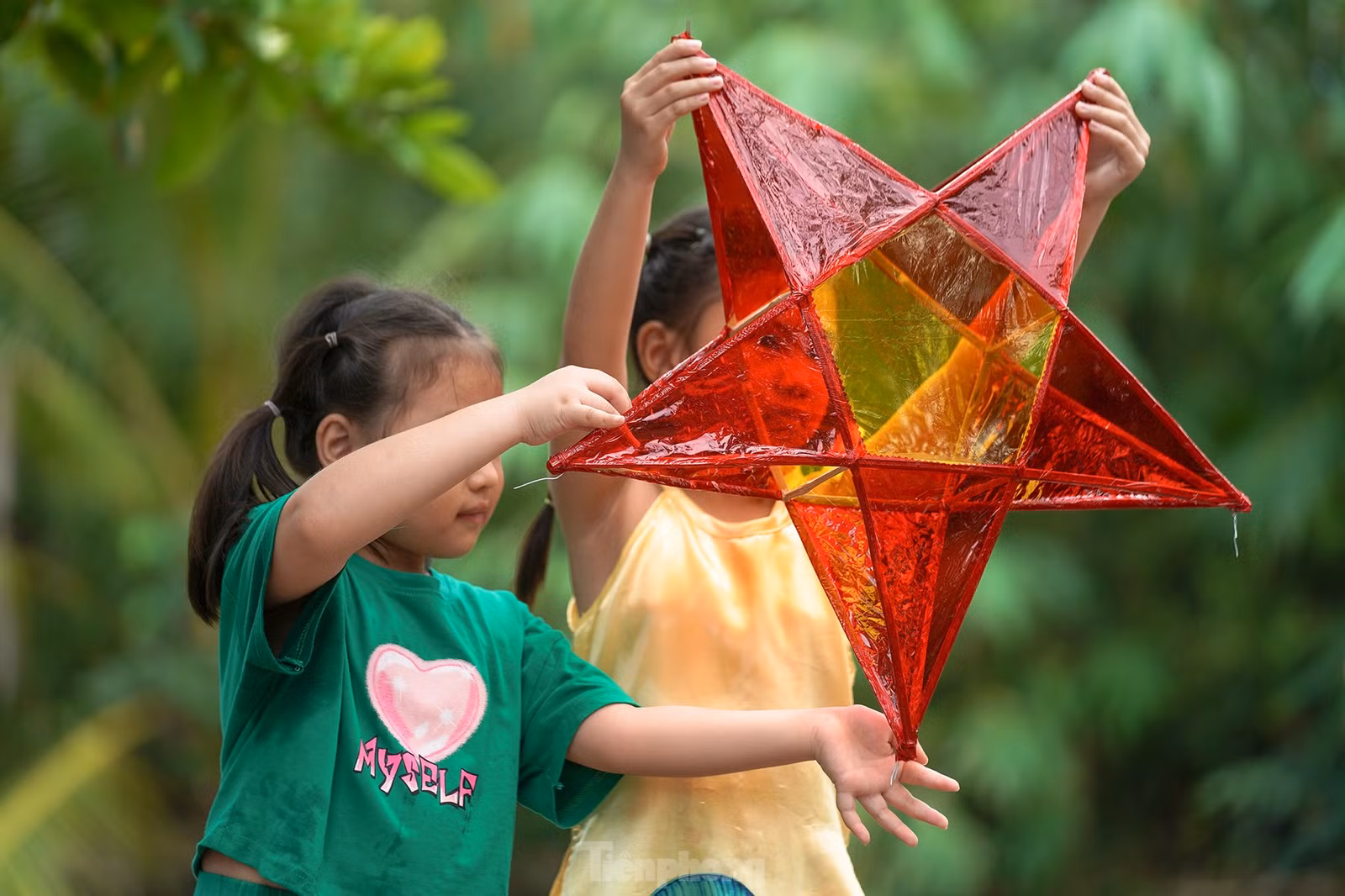 Bé Cát Tường, bé Phương Thảo, bé Lương Khả Hân (áo dài, 6 tuổi, học sinh trường tiểu học TT Tầm Vu) háo hức khoe thành quả.