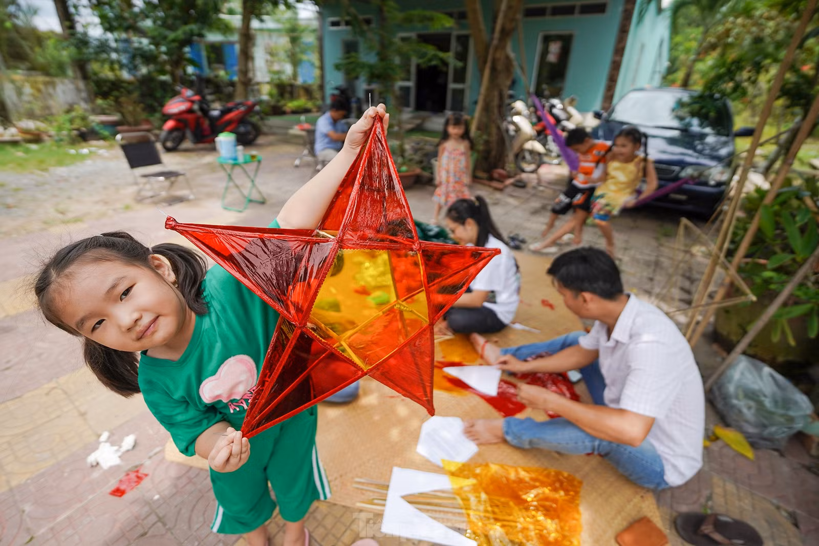 Hình ảnh những chiếc đèn ông sao đã in sâu trong ký ức mỗi người, nó gọi về ký ức tuổi thơ với niềm háo hức có được chiếc đèn để trông trăng. Trung thu xưa, mỗi dịp Rằm tháng tám, các ông bố bà mẹ lại rục rịch vót tre, mua nến làm cho mấy đứa nhỏ chiếc đèn ông sao đón Trung thu. Anh Quốc Tuấn (đứng) hỗ trợ đắc lực cho nhóm phụ huynh thực hiện những chiếc lồng đèn.