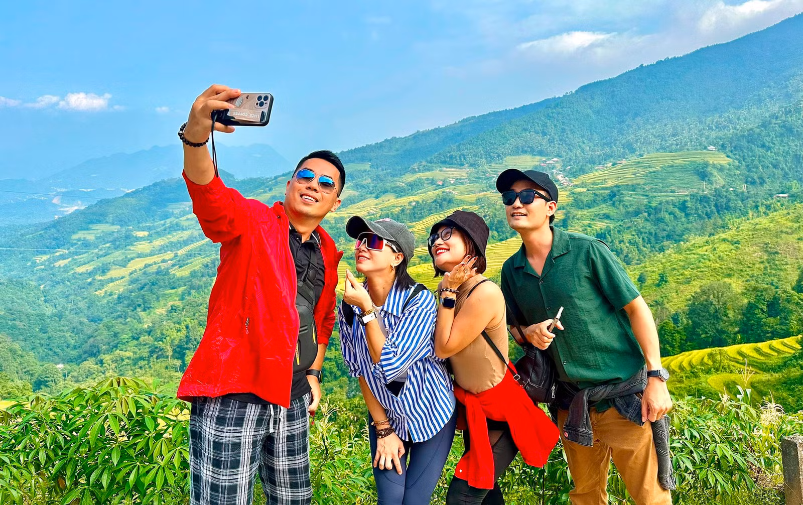 Thành viên đoàn khảo sát chụp ảnh check-in trên hành trình.
