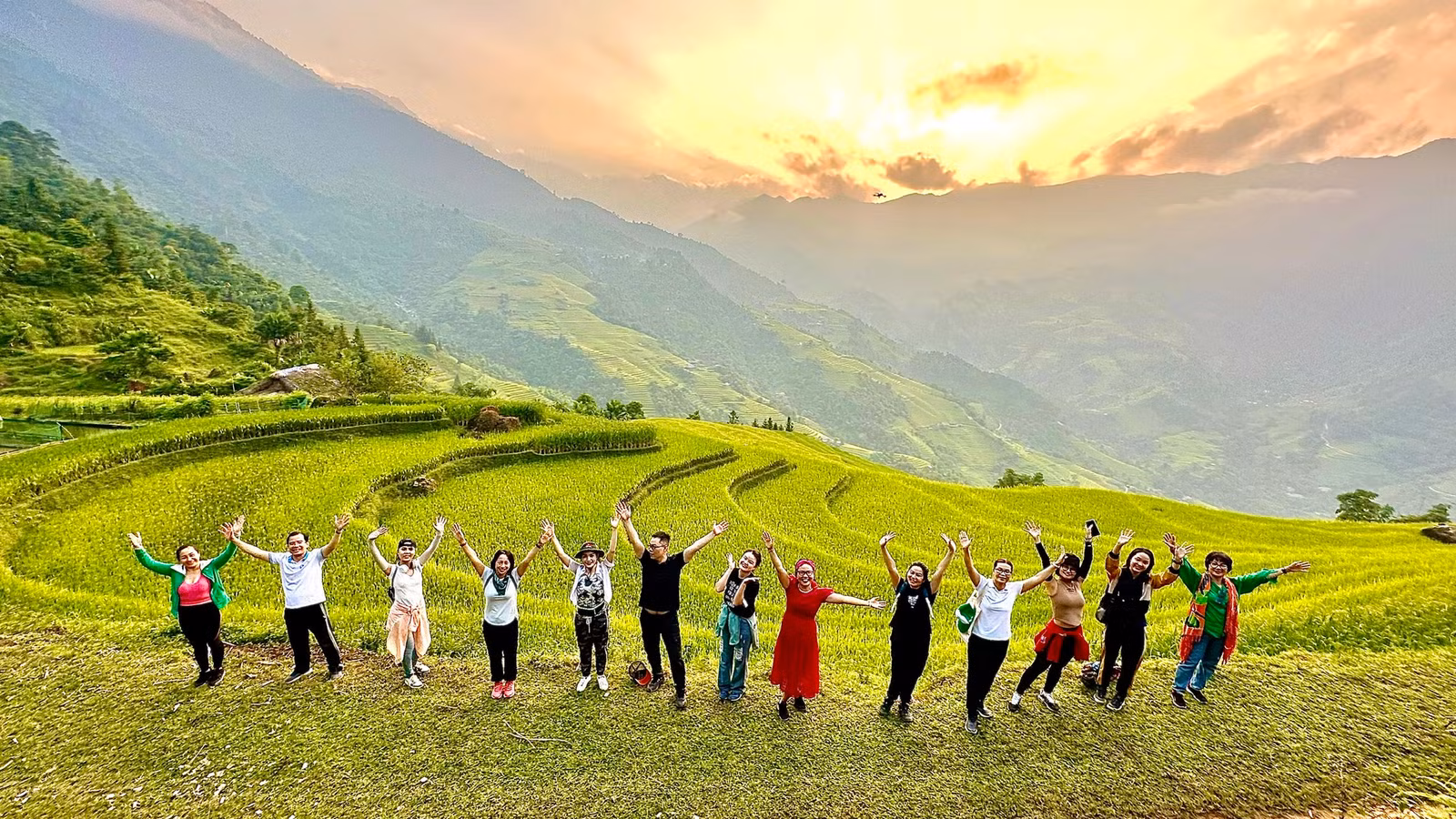 Đoàn khảo sát sản phẩm "Hà Giang mùa lúa chín" chụp ảnh check-in tại xã Phương Tiến, huyện Vị Xuyên.