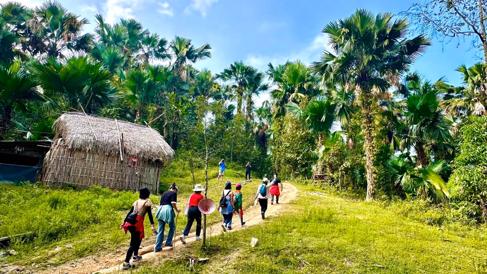 Đoàn khảo sát trekking tuyến đường dài 10km qua khu rừng già nối xã Phương Độ (thành phố Hà Giang) với xã Phương Tiến (huyện Vị Xuyên).