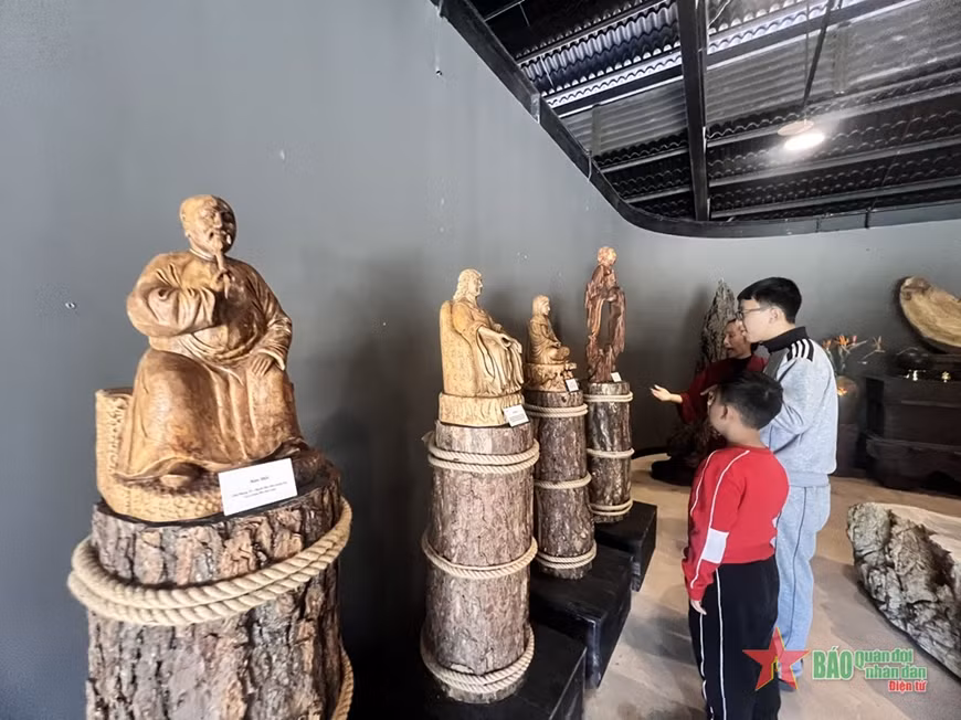 Bức tượng về những "ông tổ" nghề trà trên thế giới.