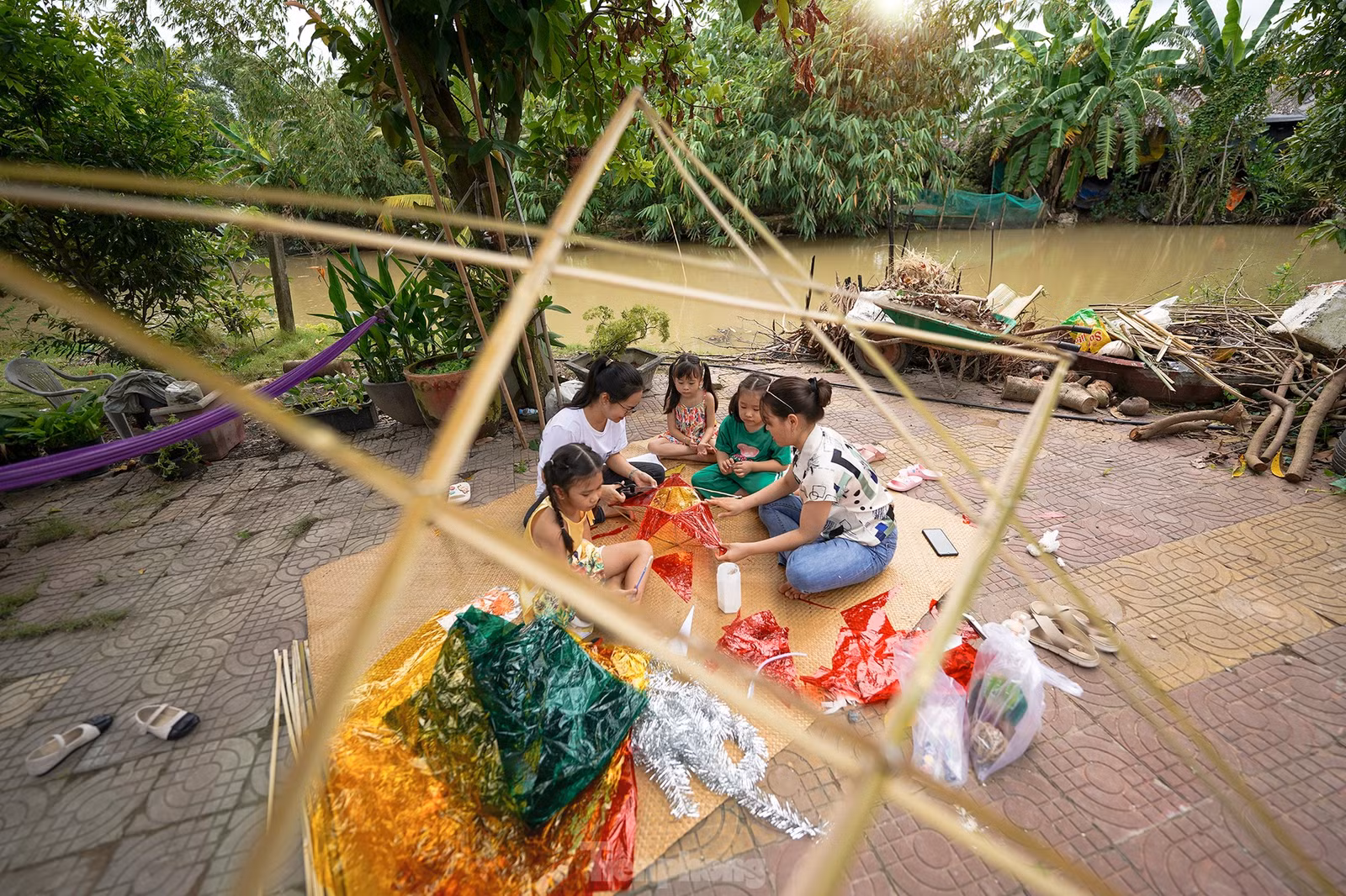 Tranh thủ ngày nghỉ, nhóm của chị Kim Thoa và chị Hồng Nhung dẫn các bạn nhỏ về khu nhà vườn của bạn mình là chị Thu Lan nằm ở ngoại ô TP Tân An (ngụ ấp Bình Nam, xã Bình Tâm) để cùng nhau đi chặt tre, làm lồng đèn để đón trung thu.
