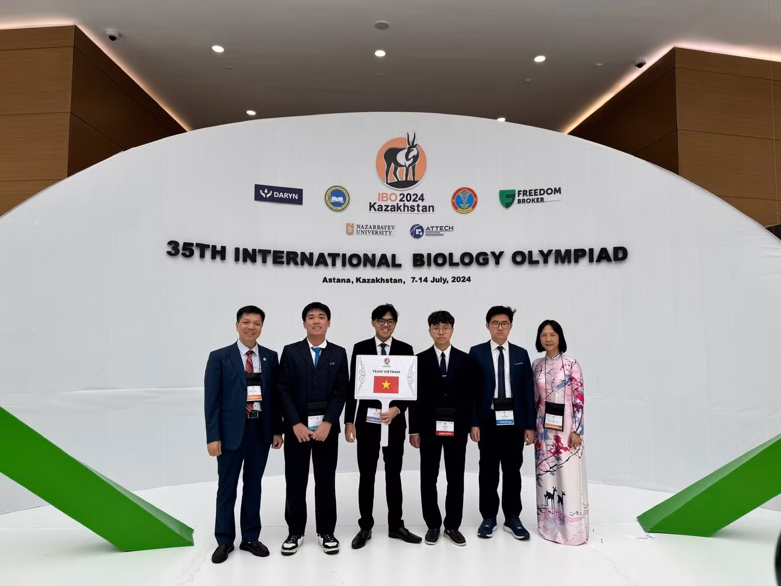 Đội tuyển Việt Nam tại kỳ thi Olympic Sinh học quốc tế 2024. (Ảnh: NVCC)