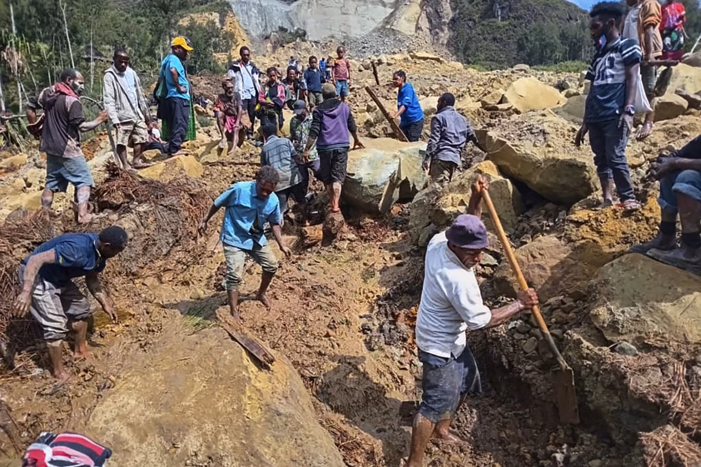 Người dân tìm kiếm nạn nhân bị chôn vùi trong vụ lở đất ở làng Yambali, tỉnh Enga, ngày 26/5.