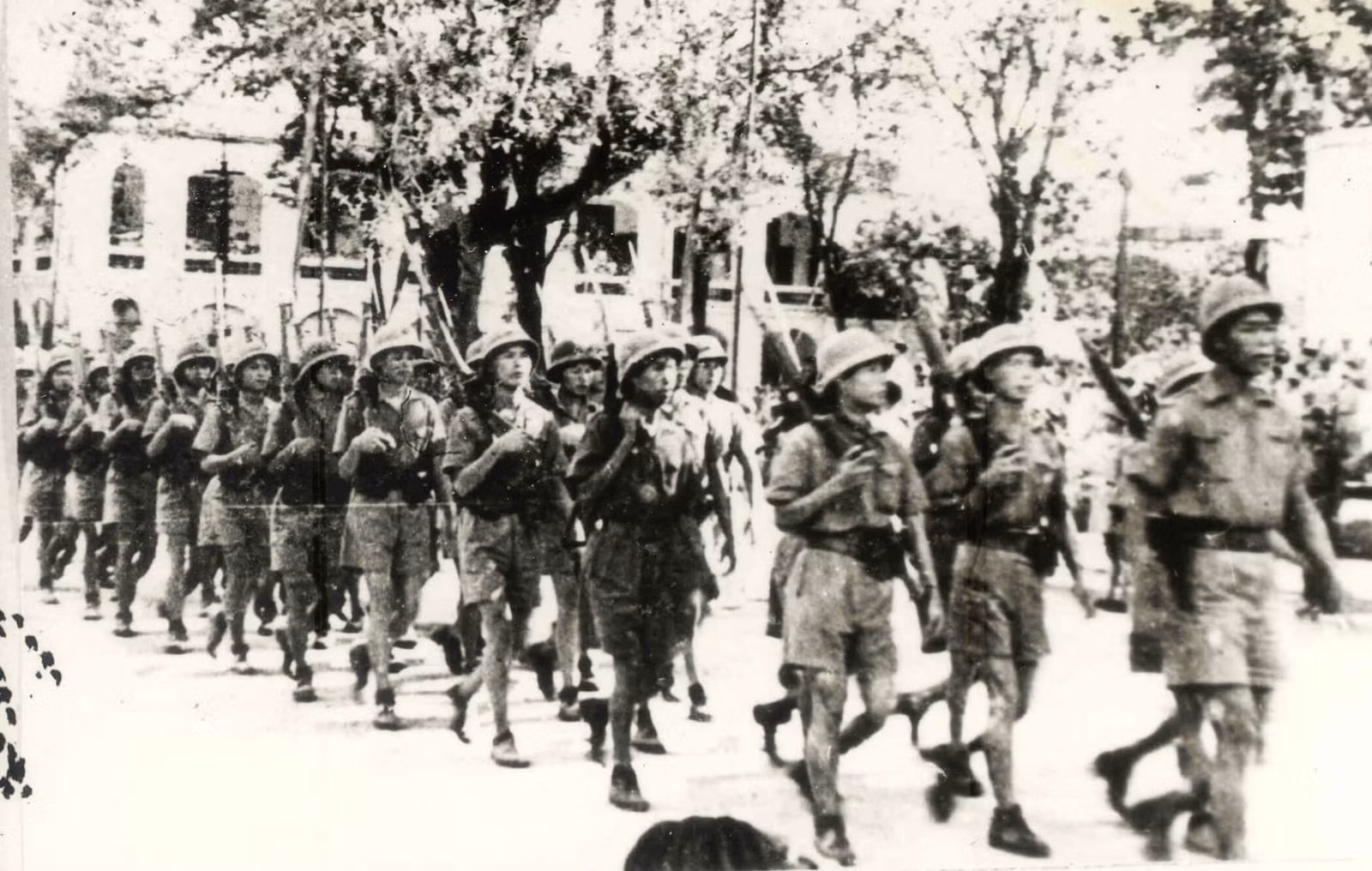 Đoàn chiến sĩ Giải phóng quân do ông Đàm Quang Trung dẫn đầu tại Hà Nội, ngày 2/9/1945.