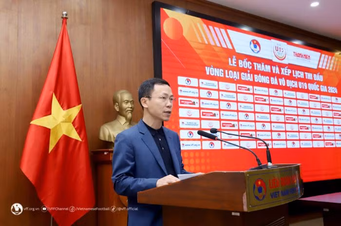 Ông Nguyễn Minh Châu - Phó Tổng thư ký VFF phát biểu tại lễ bốc thăm lịch thi đấu vòng loại U19 Quốc gia 2024. Ảnh: VFF