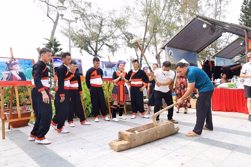 giao-luu-va-trinh-dien-cac-hoat-dong-van-hoa-dac-sac-cua-cac-dan-toc-vung-tay-bac-6090.jpg