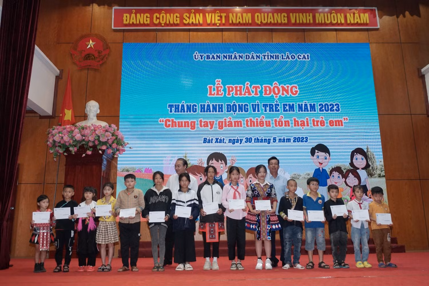 BTC trao 47 suất học bổng Quỹ bảo trợ trẻ em tỉnh Lào Cai..jpg