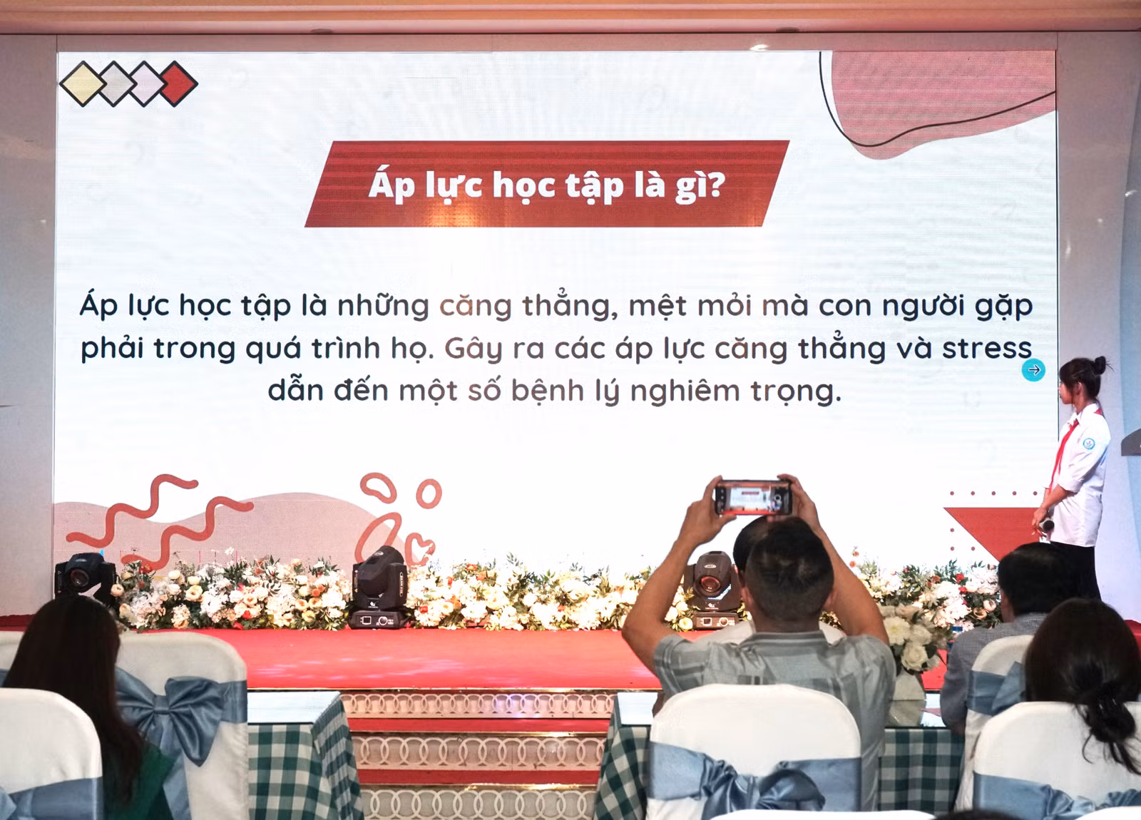 Phần trình bày của nhóm 1 về vấn đề giảm thiểu tổn hại trẻ em do áp lực học tập trong trường học..JPG