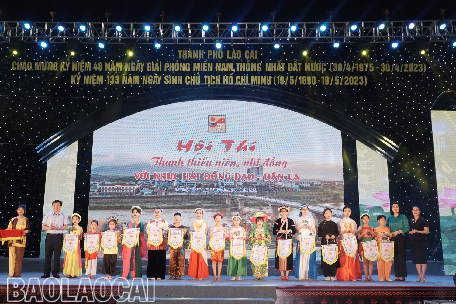 Trao cờ kỷ niệm cho các đoàn văn nghệ.jpg