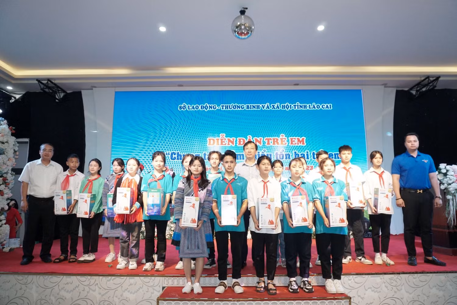 Trao quà kỷ niệm cho các em tham gia diễn đàn..jpg