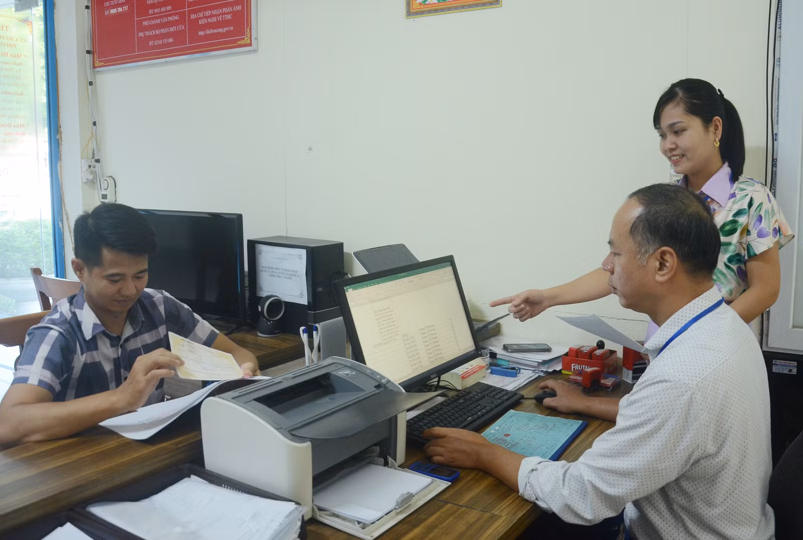 Lãnh đạo UBND phường Bắc Cường giám sát thường xuyên để thủ tục hành chính được thực hiện nghiêm túc, đúng quy định.JPG