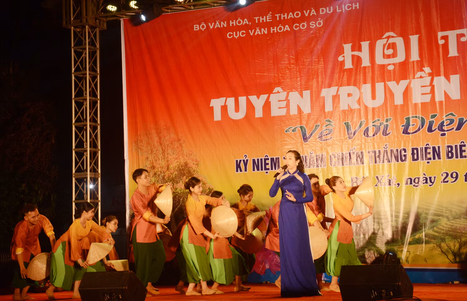 Tiết mục ca cổ "Hương sắc Miền Nam" của Đội thông tin lưu động tỉnh An Giang.