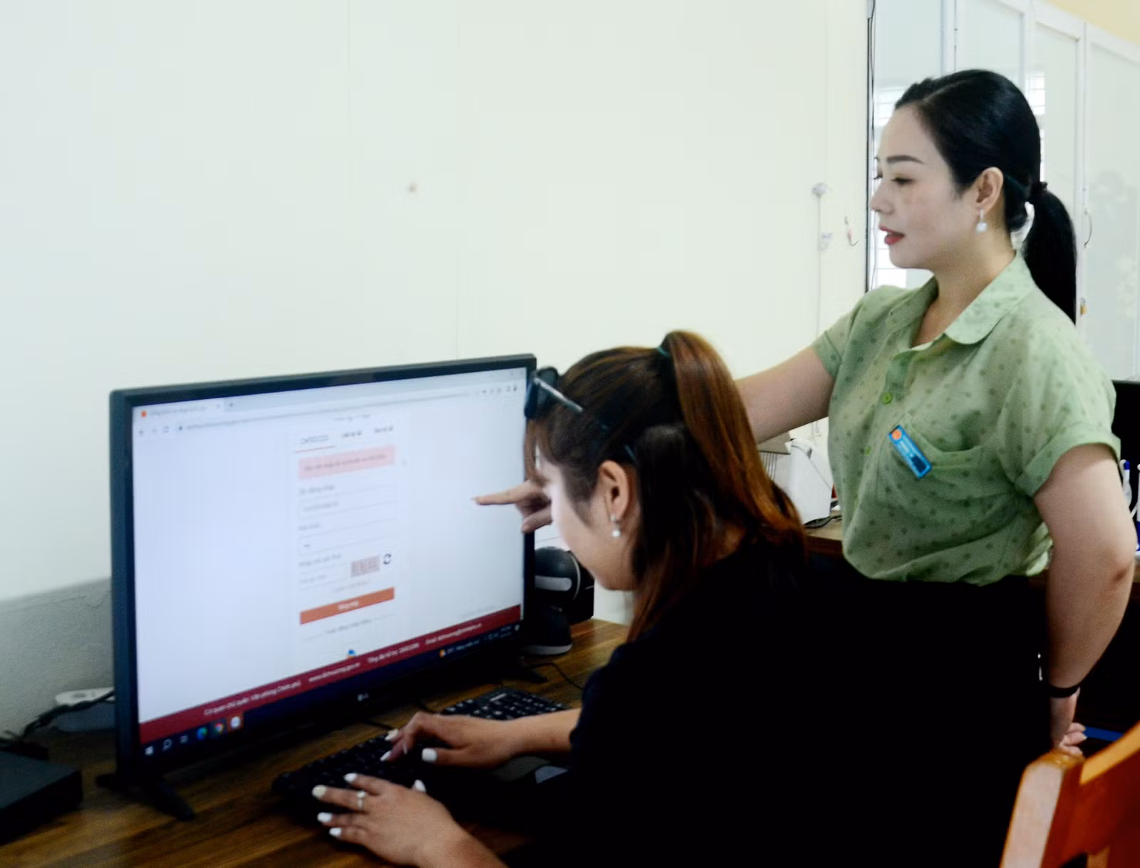 Chị La Thị Tuyết được cán bộ phừng Bắc Cường hướng dẫn khai hồ sơ đăng ký kết hôn trên dịch vụ công.JPG