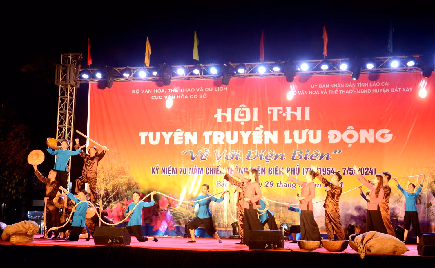 Tiết mục "Xe thồ Điện Biên" của Đội thông tin lưu động tỉnh Thanh Hóa.