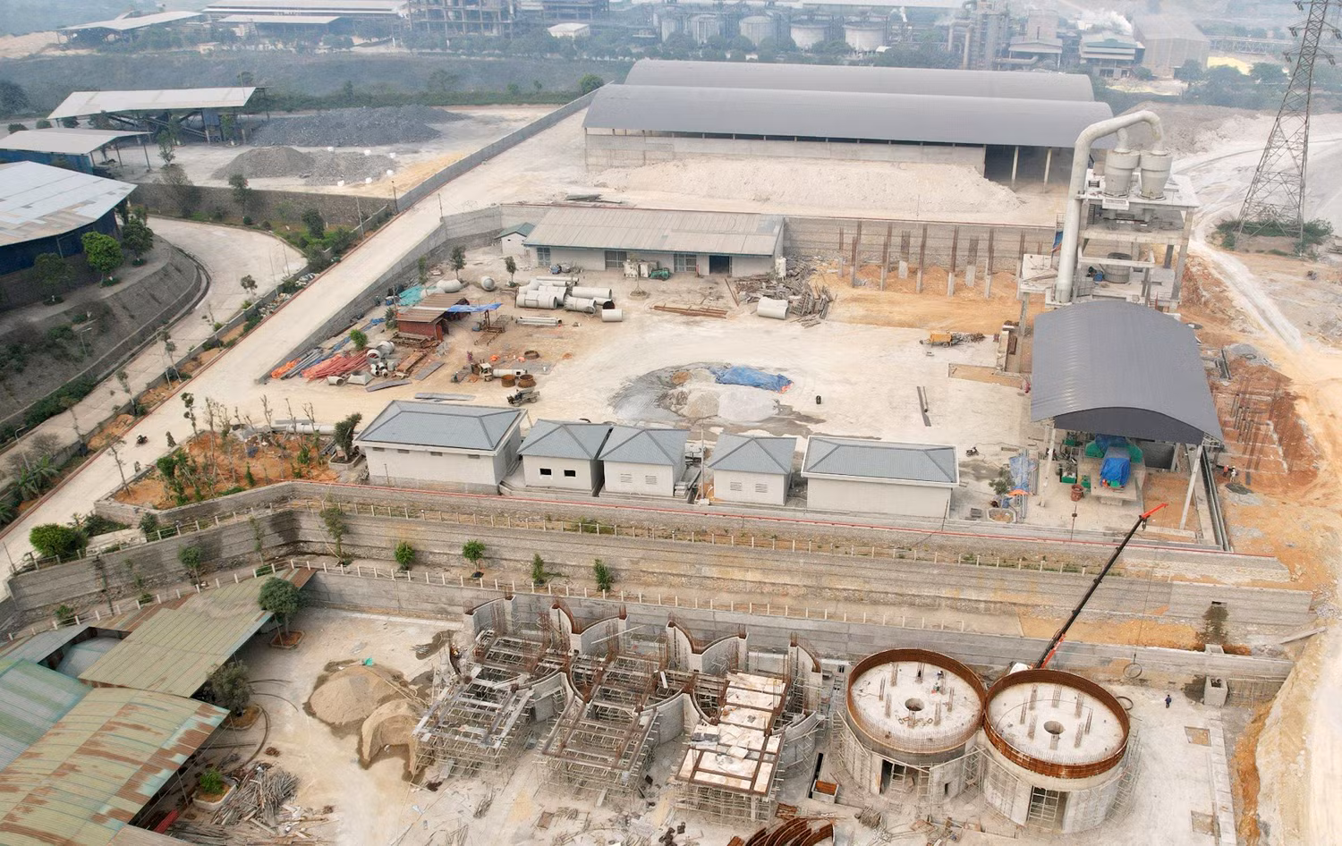 Nhà máy nghiền xỉ phốt pho xỉ lò cao của Công ty Cổ phần sản xuất và thương mại Lao Kay đang dần hoàn thiện .jpg