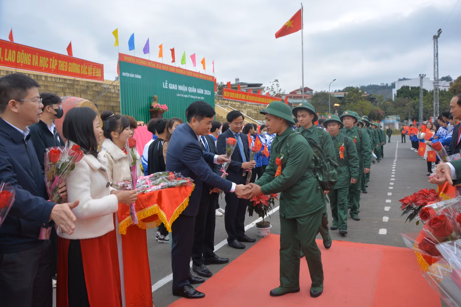 Lãnh đạo huyện Bảo Thắng tặng hoa động viên tân binh.