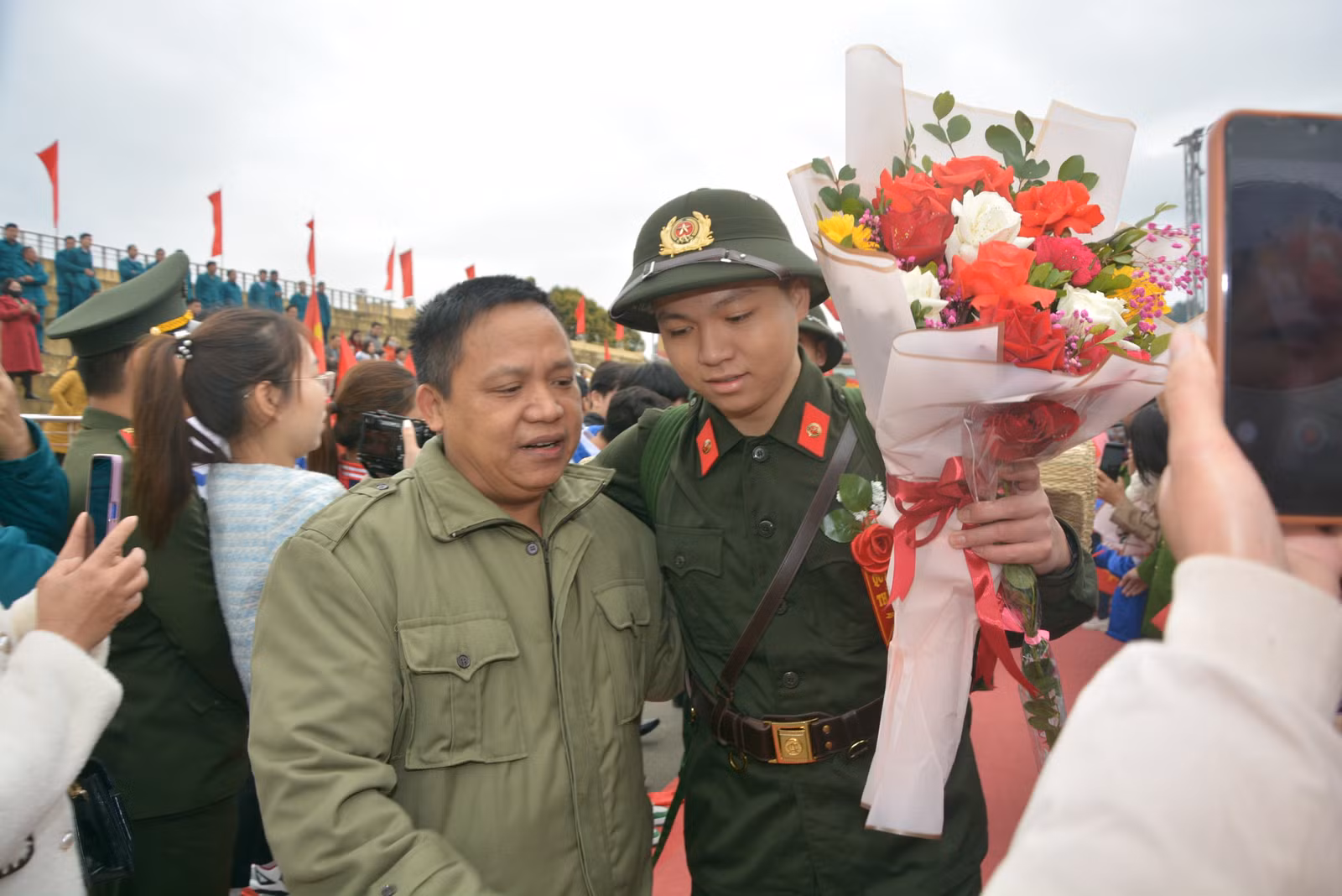 Người thân dặn dò tân binh trước khi lên đường thực hiện nghĩa vụ.