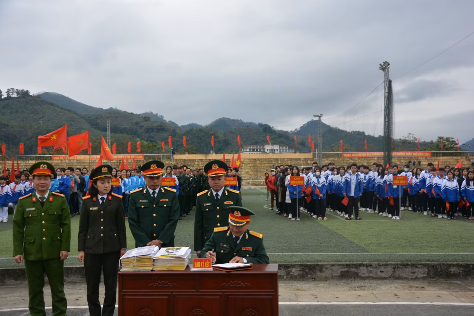 Các đơn vị ký kết giao, nhận quân.