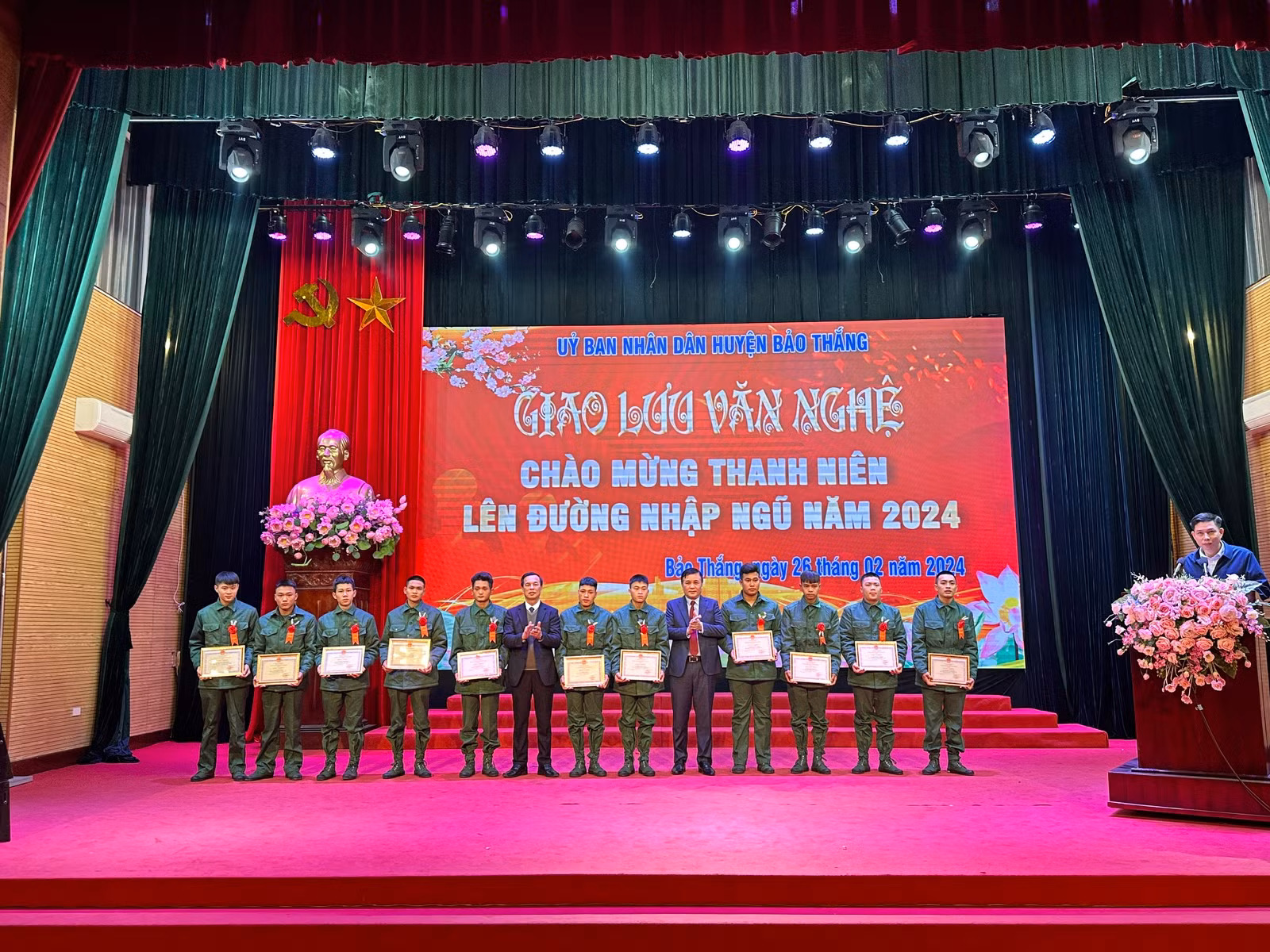 Lãnh đạo huyện Bảo Thắng tặng quà tân binh.