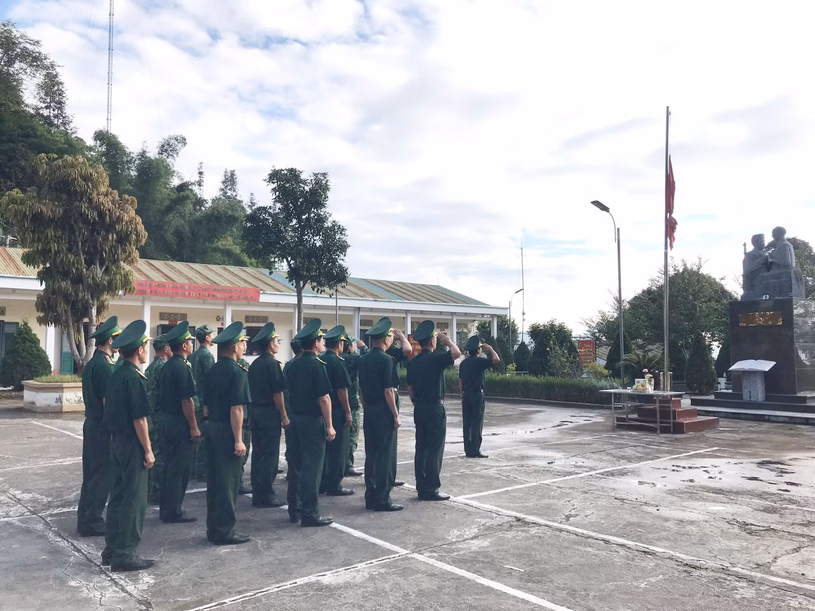 Đồn Biên phòng Si Ma Cai tổ chức treo cờ rủ tưởng niệm đồng chí Tổng Bí thư Nguyễn Phú Trọng.