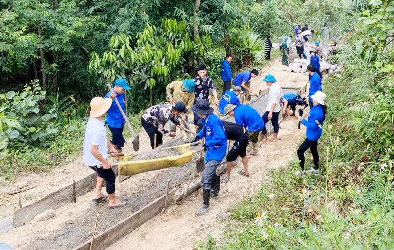 Lực lượng đoàn viên thanh niên tham gia đổ đường bê tông xi măng.jpg