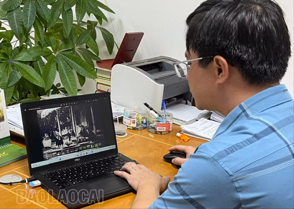 Cán bộ phòng Văn hóa huyện lựa chọn tranh, ảnh về sản xuất quế từ những năm 1947..jpg