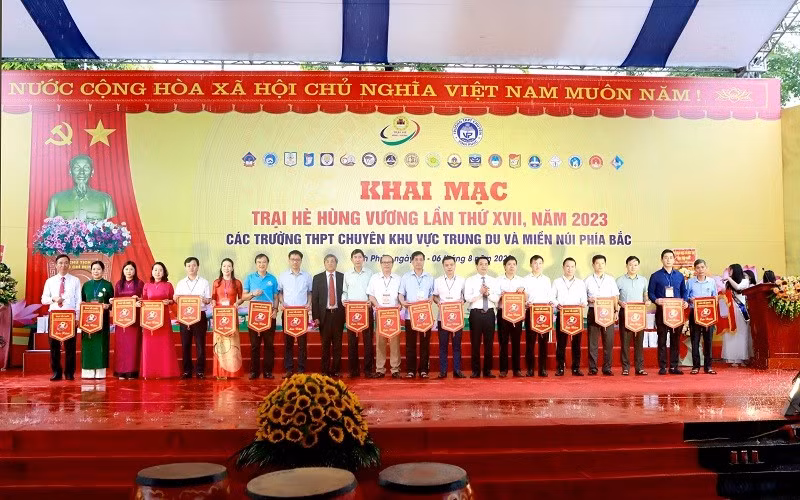Ban tổ chức trao cờ lưu niệm cho đại diện 20 trường THPT Chuyên về tham dự trại hè.jpg
