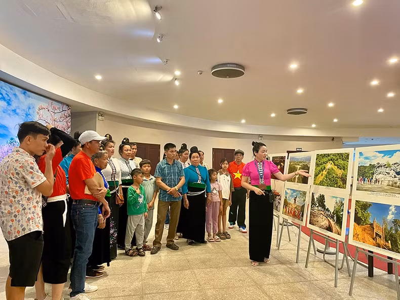 Khách tham quan triển lãm ảnh tại Bảo tàng Chiến thắng lịch sử Điện Biên Phủ.