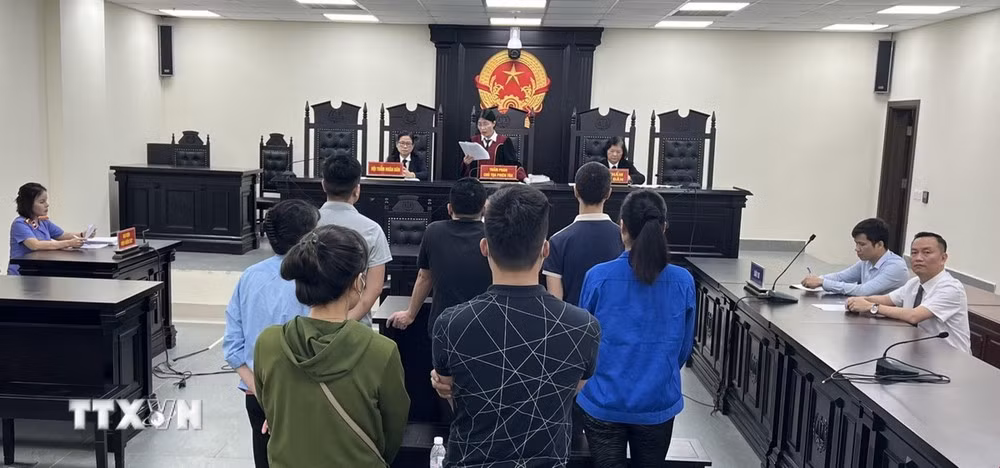 Tuyên án phạt 7 bị cáo trong đường dây cho vay lãi nặng và đánh bạc tại Hà Nội.