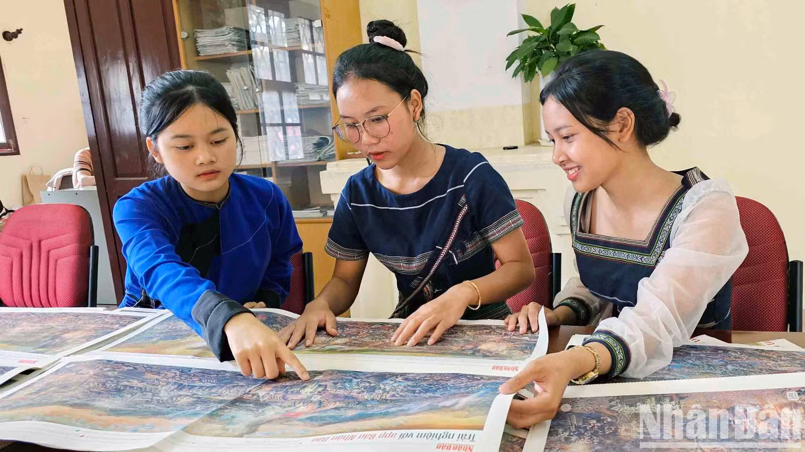 Học sinh đồng bào dân tộc thiểu số thích thú với ấn bản tranh panorama "Chiến dịch Điện Biên Phủ".