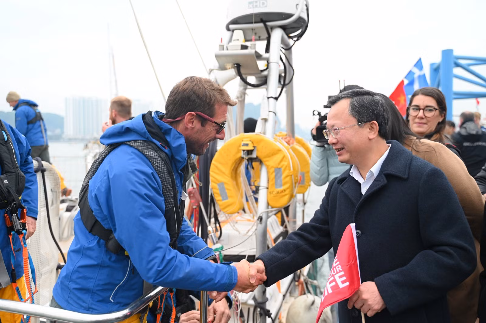 Ông Cao Tường Huy, Chủ tịch UBND tỉnh Quảng Ninh động viên các thành viên đội Ha Long Bay.
