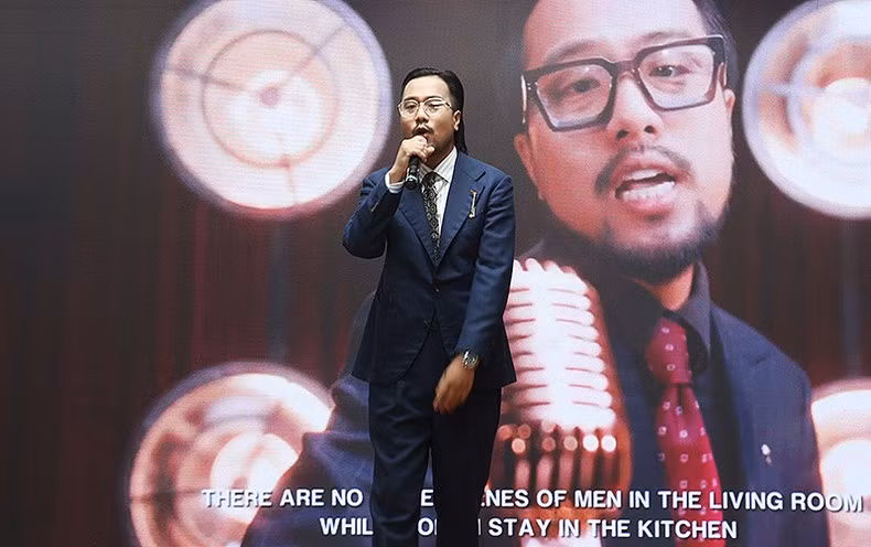 Các nghệ sĩ biểu diễn những nhạc phẩm về vấn đề bình đẳng giới tại buổi lễ.