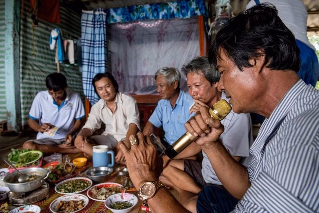 Tại Việt Nam và nhiều nước châu Á, karaoke đang trở thành "đại dịch" ám ảnh người dân và cơ quan chức năng.