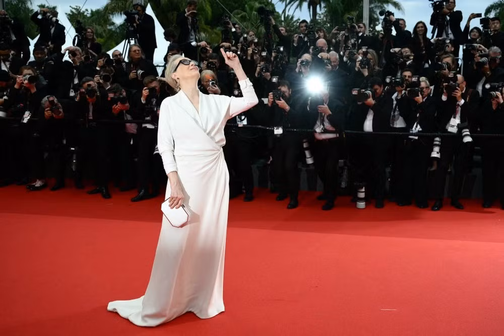 Meryl Streep trên thảm đỏ khai mạc LHP Cannes lần thứ 77. Năm nay, bà sẽ được trao giải Cành cọ vàng danh dự của Cannes.