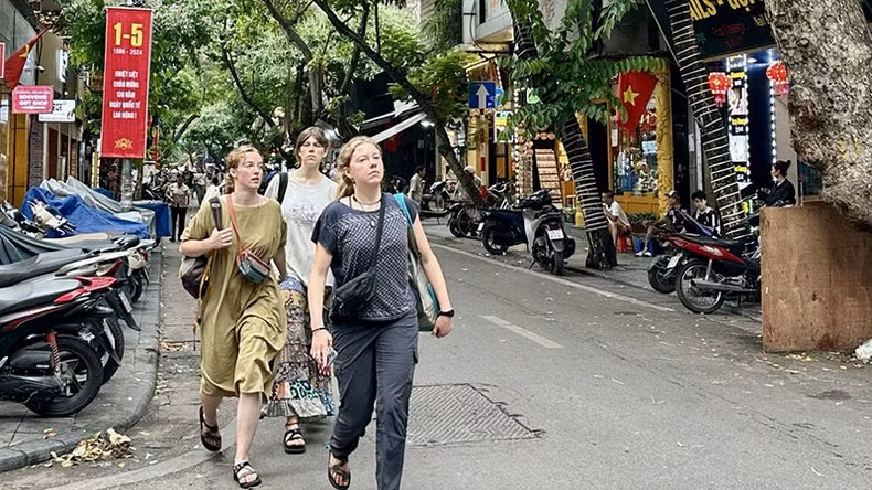 Khách du lịch quốc tế tham quan Hà Nội.