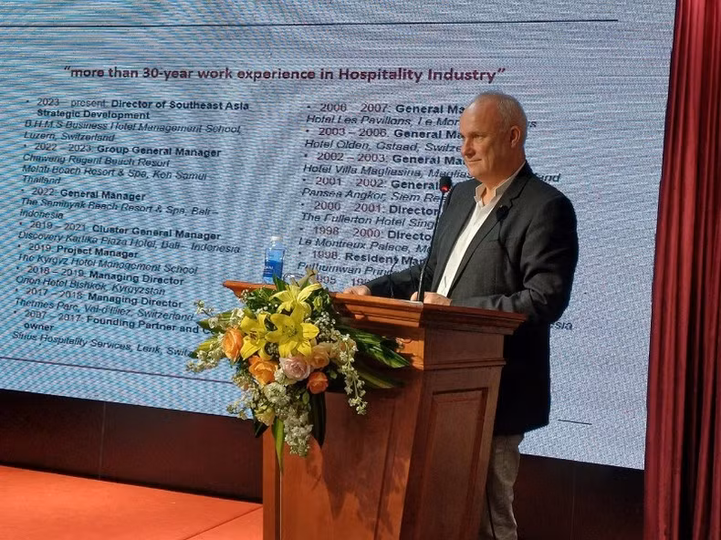 Ông Urs Eberhardt, Giám đốc phát triển chiến lược Đông Nam Á của Trường Quản lý Kinh doanh và Khách sạn BHMS chia sẻ ý kiến.