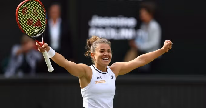 Paolini mừng chiến thắng trước Vekic, trên sân Trung tâm Wimbledon hôm 11/7.