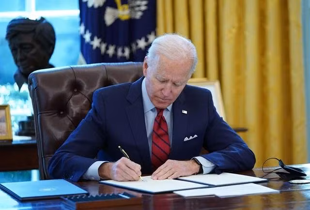 Tổng thống Mỹ Joe Biden trong một lần ký sắc lệnh hành pháp.