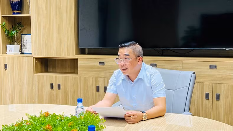 Ông Trịnh Hữu Anh, Trưởng phòng Xuất bản, In và Phát hành, Sở Thông tin và Truyền thông Thành phố Hồ Chí Minh chia sẻ thông tin với báo chí.