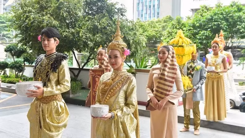 Các nghệ sĩ trong trang phục truyền thống của Thái Lan.