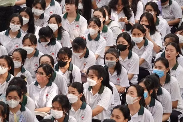 Học sinh chăm chú lắng nghe phần tư vấn của các thầy cô.