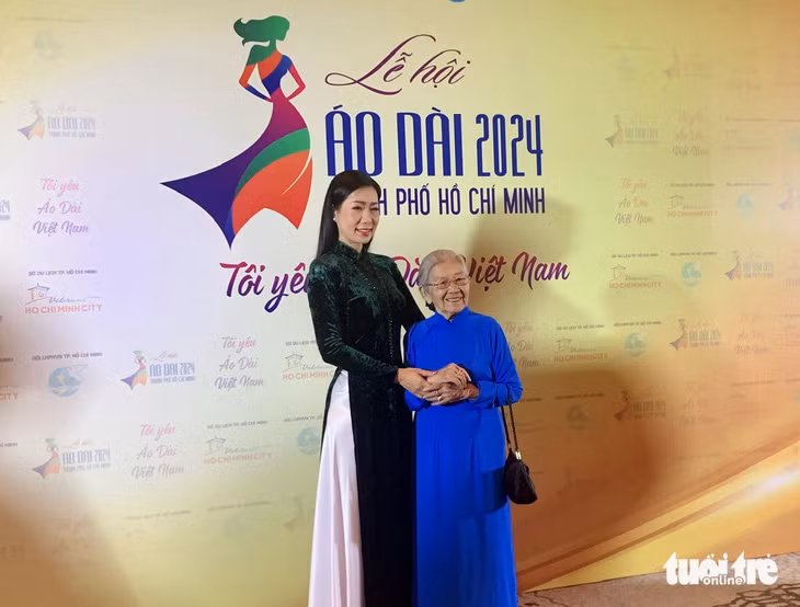 Nghệ sĩ Phi Điểu (phải) và nghệ sĩ Trịnh Kim Chi tại buổi công bố Lễ hội Áo dài TP.HCM.