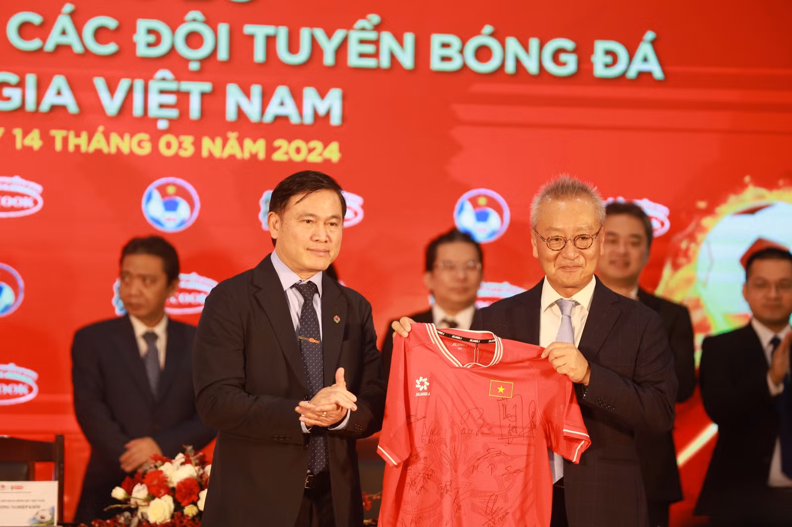 Phó chủ tịch VFF Trần Anh Tú trao tặng áo đấu có chữ ký các tuyển thủ cho nhà tài trợ.