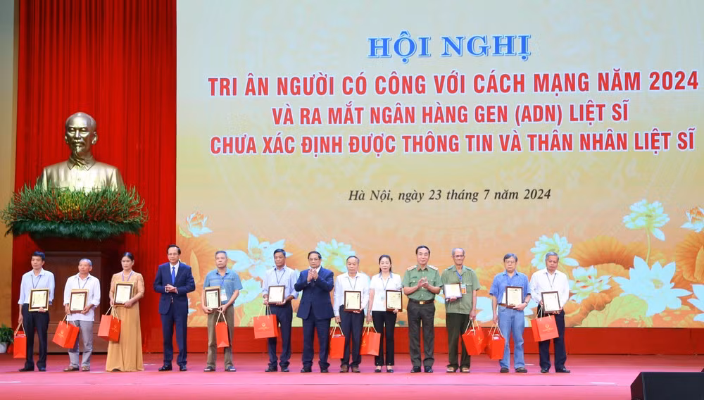 Trao chứng nhận kết quả giám định ADN cho thân nhân các liệt sỹ.